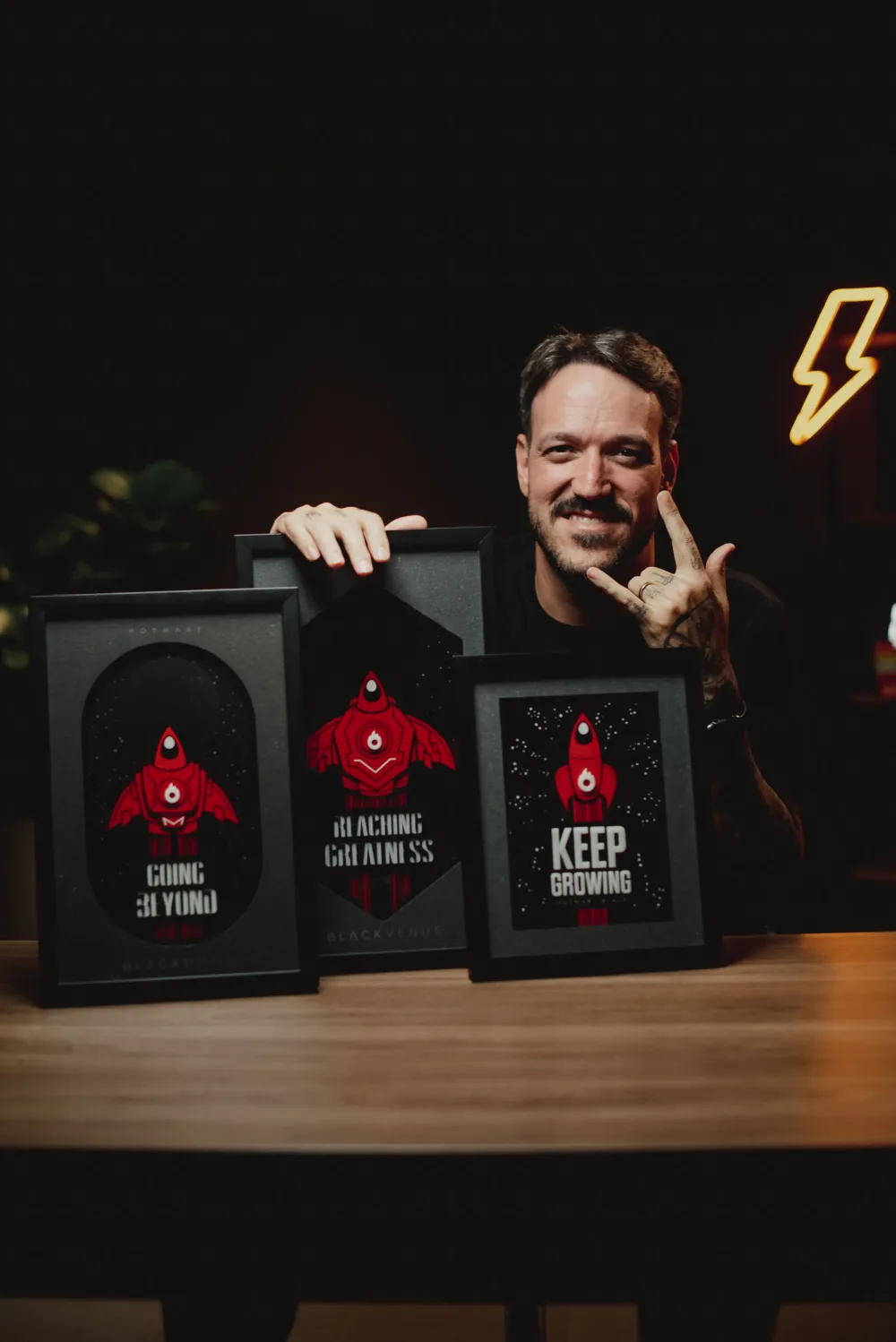 Marcelo Pinazza com placas de premiação de faturamento